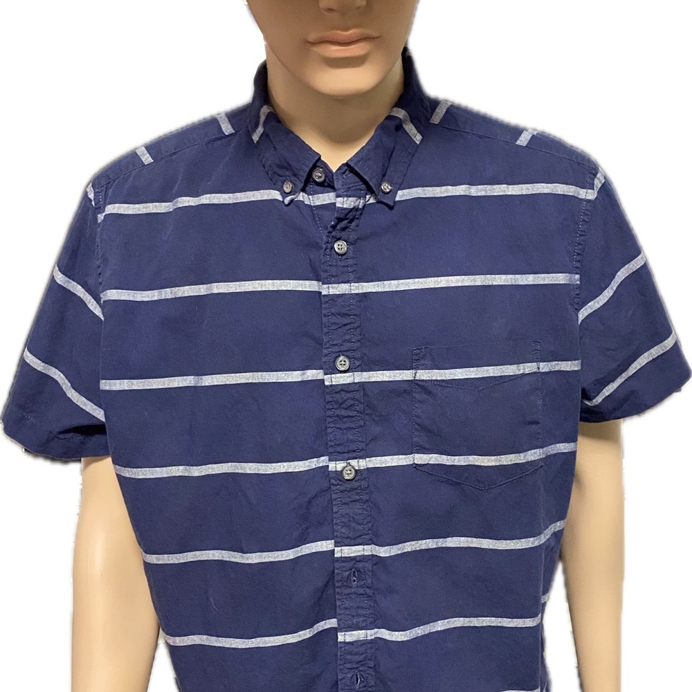 Mens Simply Styled short sleeve shirt.  Size large